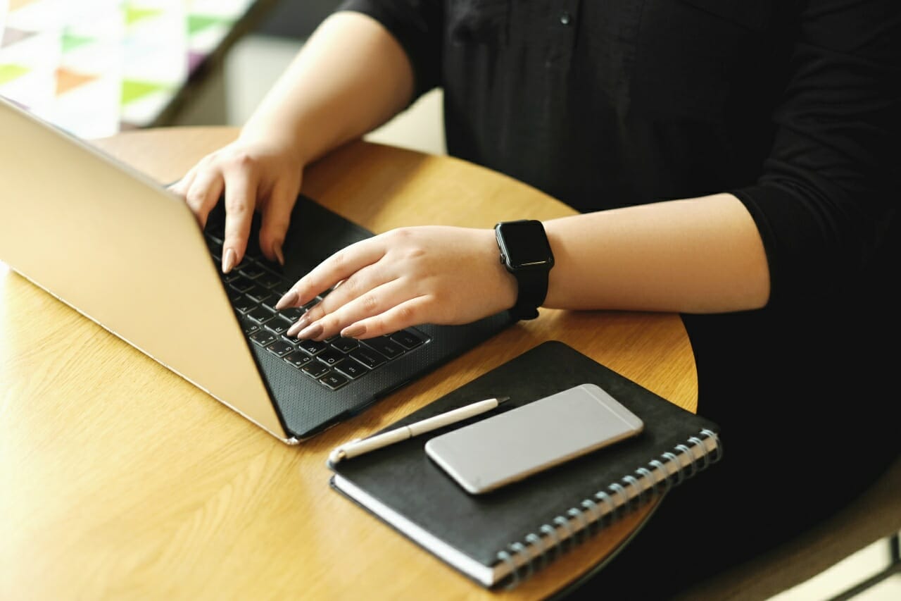 freelancer-working-on-laptop