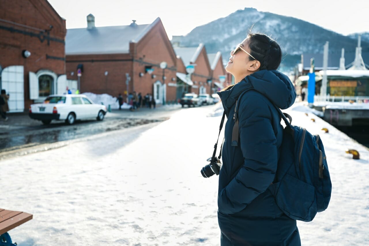 tourist-woman-in-winter-season